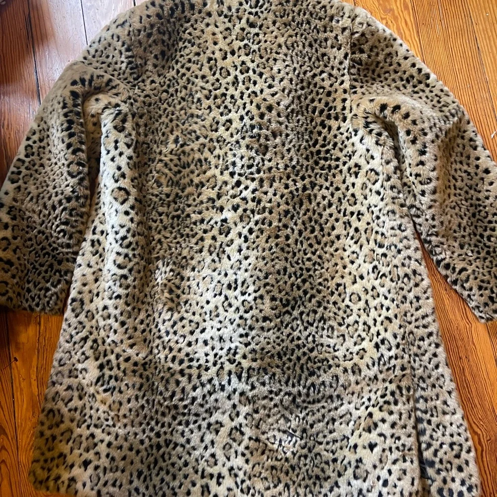 Gorgeous  vintage faux fur leopard coat, super warm, excellent condition. - Picture 2 of 3